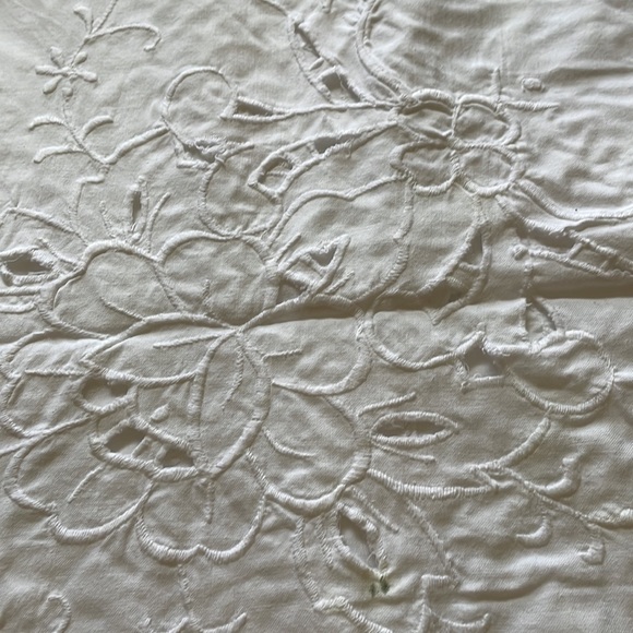 White cotton cutout floral pattern embroidery oval 66” x 97” tablecloth - Picture 11 of 13